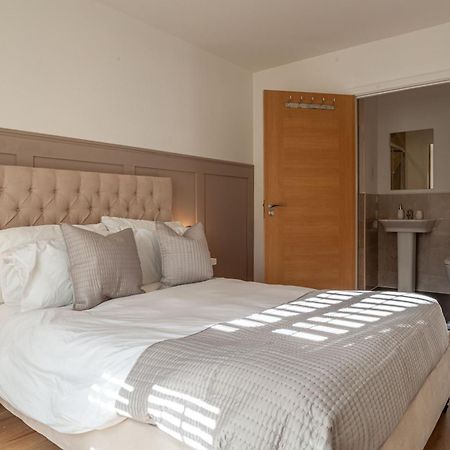 Modern 3 Bedroom House With Parking Bath Esterno foto