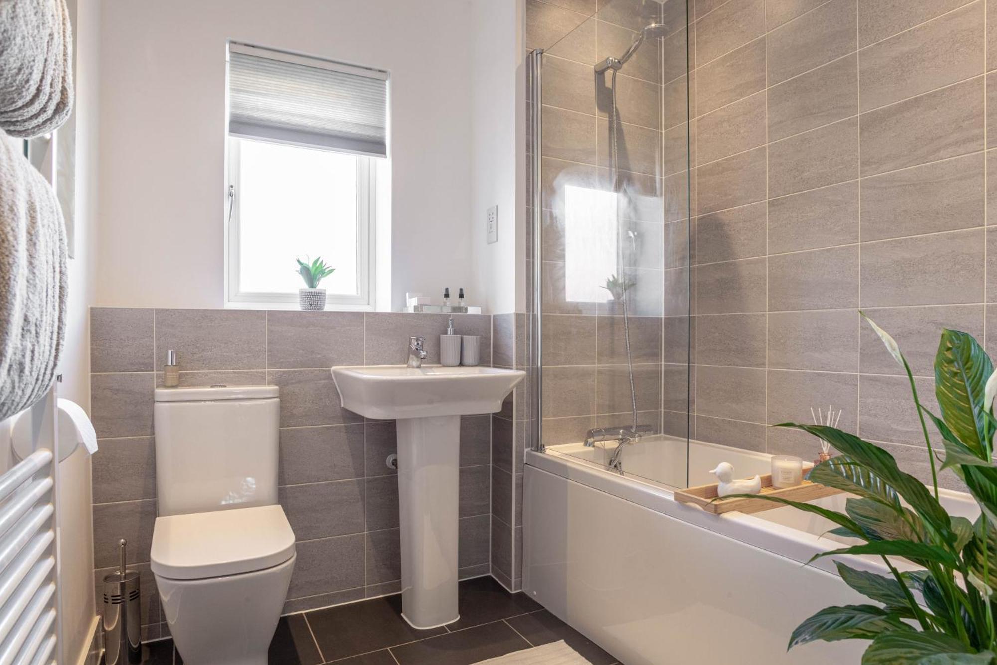 Modern 3 Bedroom House With Parking Bath Esterno foto