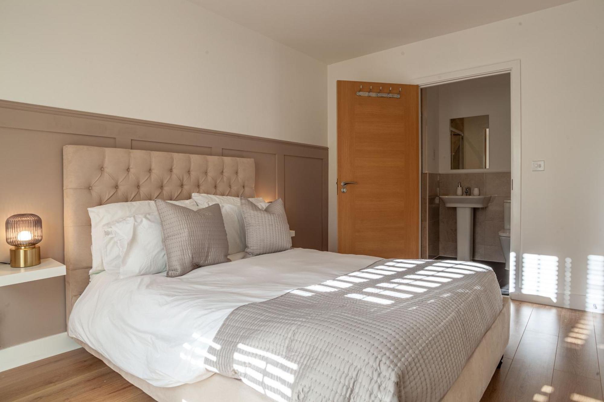 Modern 3 Bedroom House With Parking Bath Esterno foto