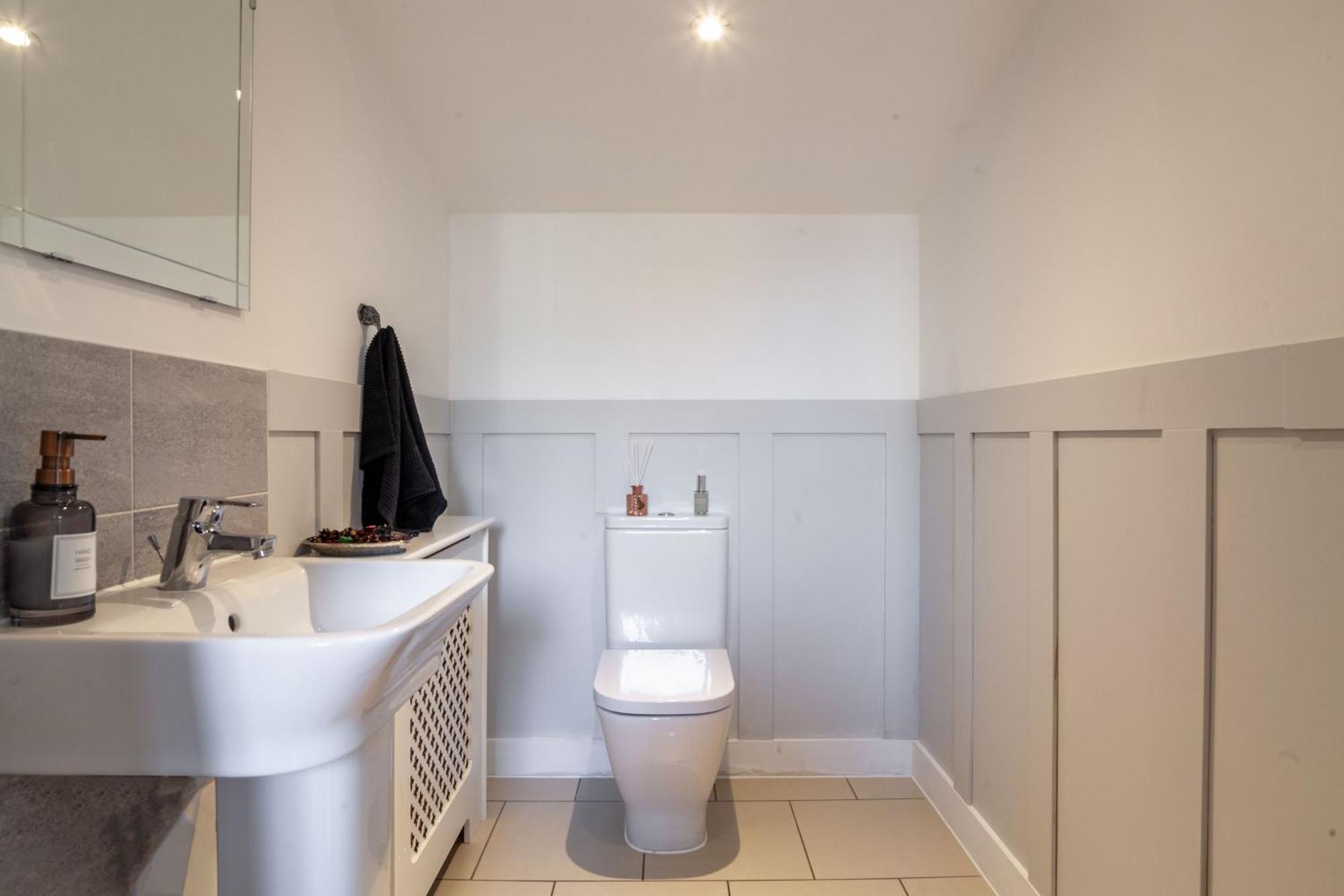Modern 3 Bedroom House With Parking Bath Esterno foto