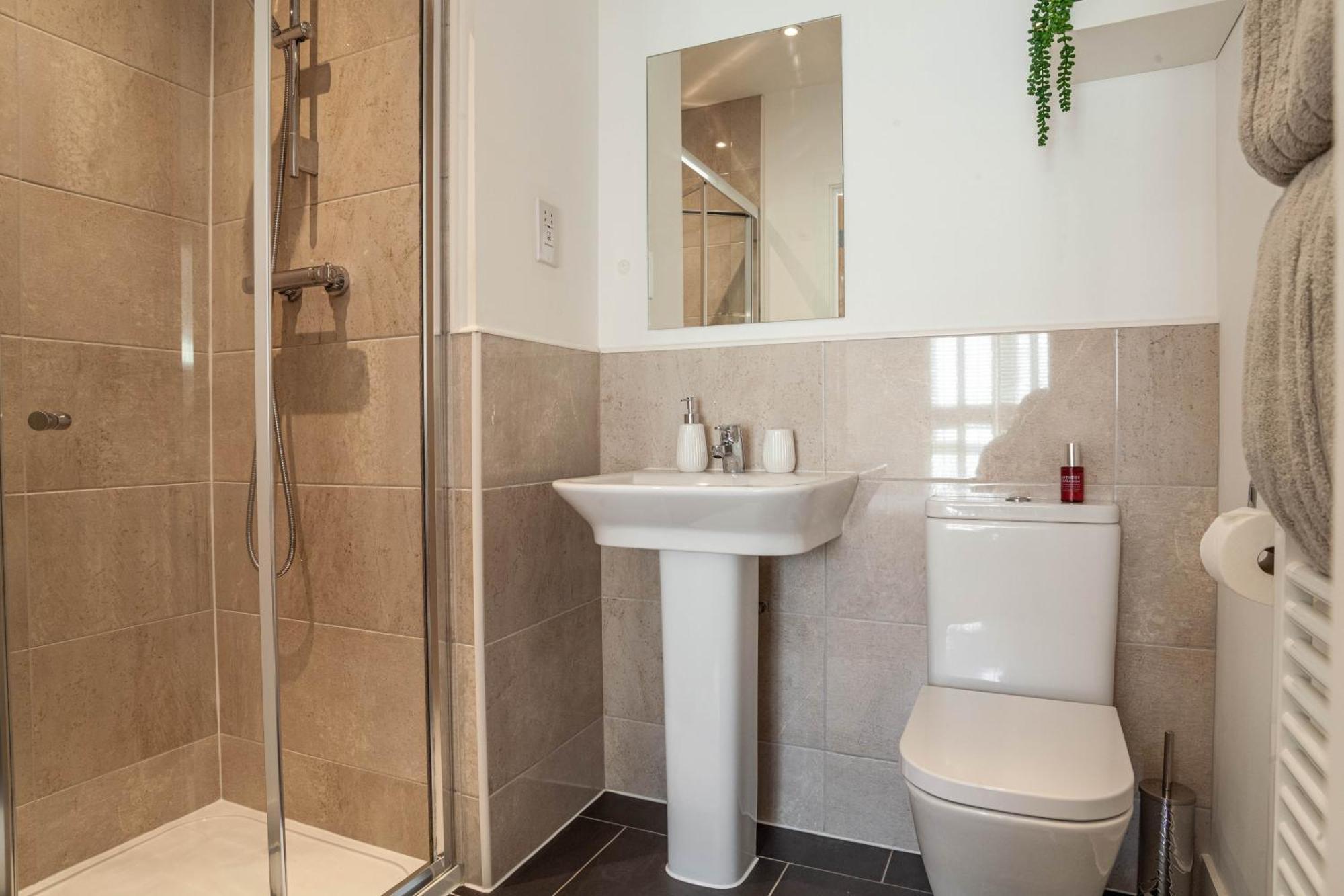 Modern 3 Bedroom House With Parking Bath Esterno foto